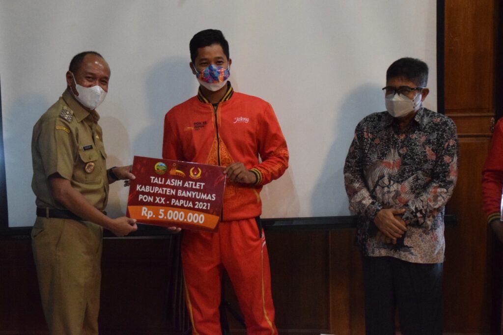 Pemkab Banyumas Serahkan Tali asih Untuk Atlet PON Papua