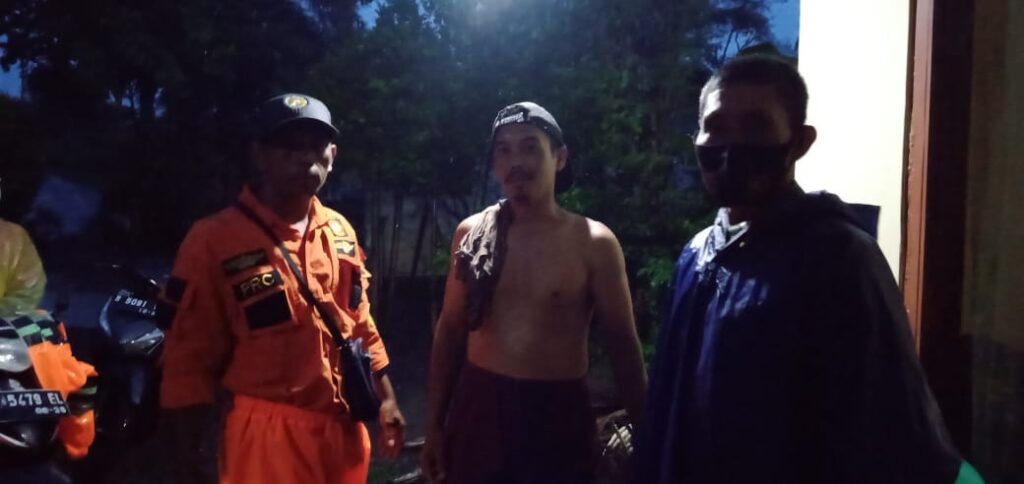 Terjebak Banjir, 30 Menit Seorang lelaki Panjat Pohon Menunggu Evakuasi