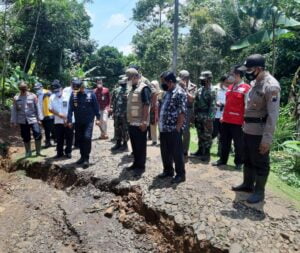 Bupati Cilacap Tinjau Lokasi Pergerakan Tanah di Dusun Cijulu Dayeuhluhur