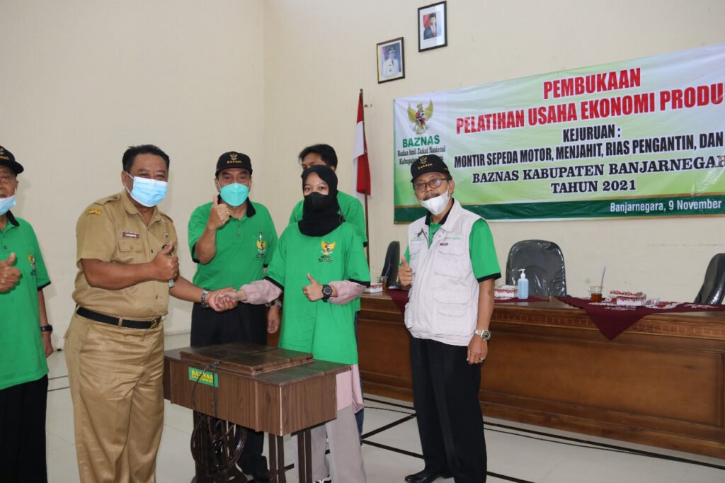 Baznas Banjarnegara Berikan Pelatihan Ekonomi Produktif, dari Rias Pengantin hingga Bikin Magot