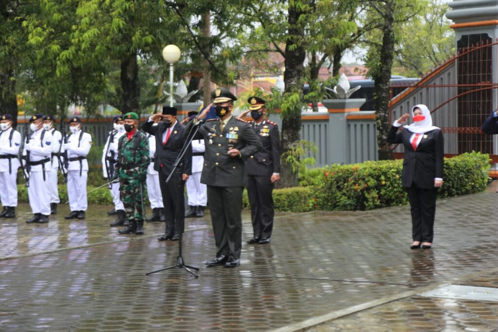 Diguyur Hujan, Tak Surutkan Tekad Aparat TNI-Polri dan Pelajar, Hormati Jasa Pahlawan di TMP Surengrono