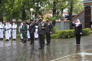 Diguyur Hujan, Tak Surutkan Tekad Aparat TNI-Polri dan Pelajar, Hormati Jasa Pahlawan di TMP Surengrono