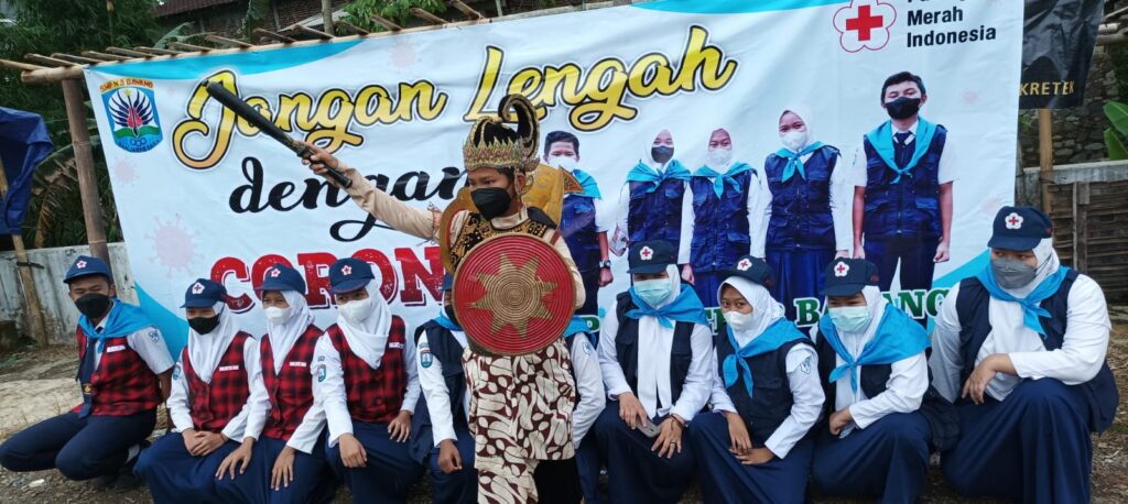 Gunakan Kostum Gatotkaca, PMR SMP Negeri 3 Bawang Banjarnegara Blusukan ke Pasar Sosialisasikan Prokes