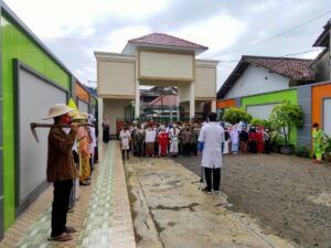 Warga SD NU Master Sokaraja Peringati Hari Pahlawan