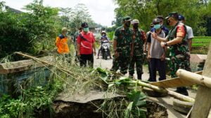 Dandim Purbalingga Tinjau Jembatan Putus, Warga Diminta Waspada