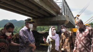 Novita Wijayanti dan Bupati Husein Pantau Pembangunan Jembatan Pegalongan