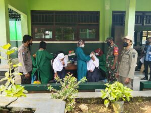 Antisipasi Covid-19, Tim Survey Puskesmas, Swab Guru dan Murid SMPN 3 Gandrungmanggu