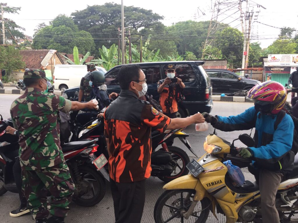Berbagi di Bulan Ramadhan, Pemuda Pancasila Bagikan 1000 Takjil Kepada Pengendara yang Melintasi Tugu