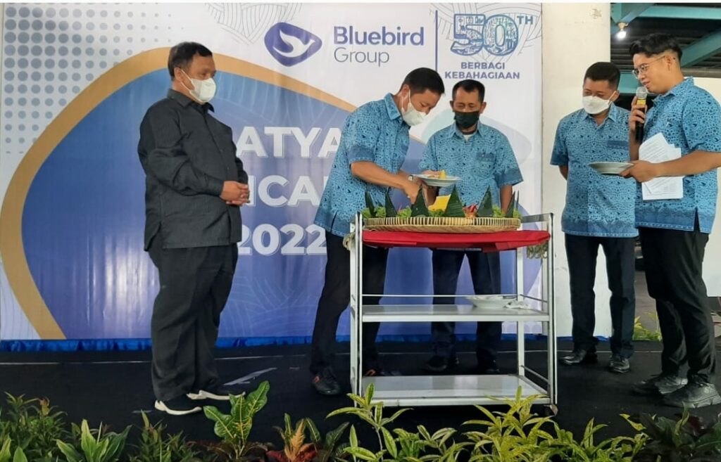 Rayakan HUT Ke-50, Bluebird Surabaya Apresiasi Lebih dari 50 Pengemudi dan Karyawan