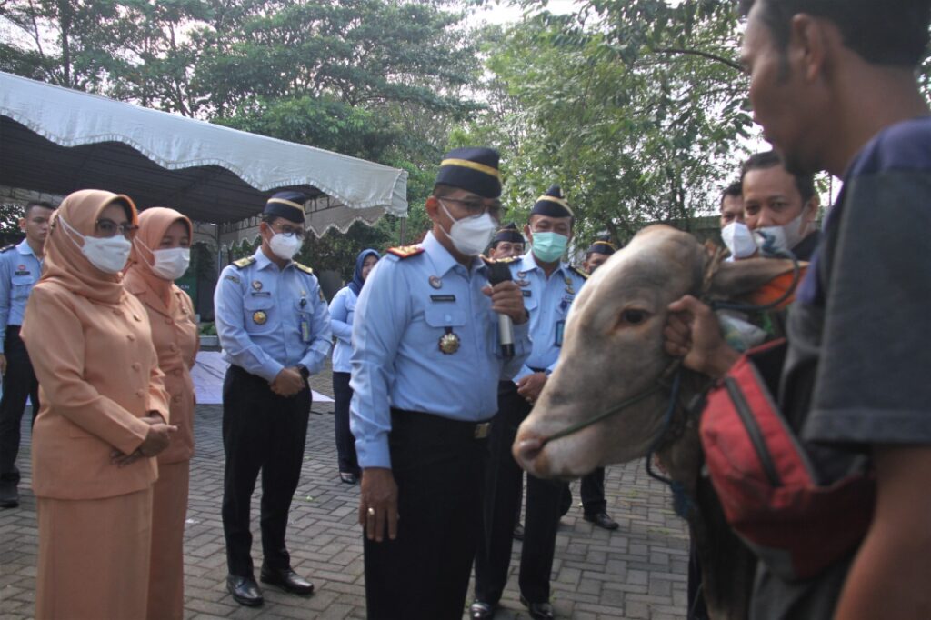 Idul Adha Momen Kepedulian, Kemenkumham Jateng Bagi Daging di Kota Semarang