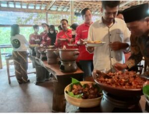Kangen Masakan Desa? Datang Saja ke Tampah Jowo Sukirah, Makan Sambil Lihat Pemandangan Alam