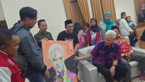 Ganjar Dapat Lukisan dari IPDA Indonedia saat Lakukan Kunjungan di Banjarnegara