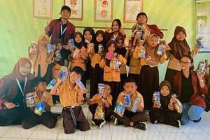 KKN Mahasiswa Unisri Edukasi Pentingnya Menabung Hingga Bagi Celengan di Boyolali