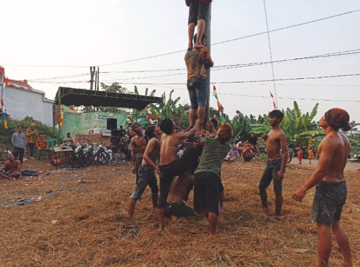 Wardana Kopi (Warkop) Gelar Lomba Panjat Pinang dan Program Spesial Meriahkan HUT RI ke-78