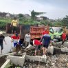 Petugas DLH Kota Semarang membersihkan timbunan sampah yang menghambat aliran sungai untuk mencegah banjir.