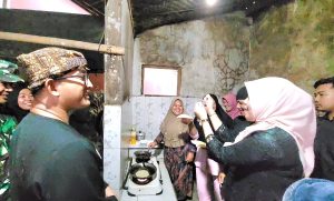 Reaksi Pj Bupati Banyumas saat Nikmati Renyahnya Sarang Madu Gancang