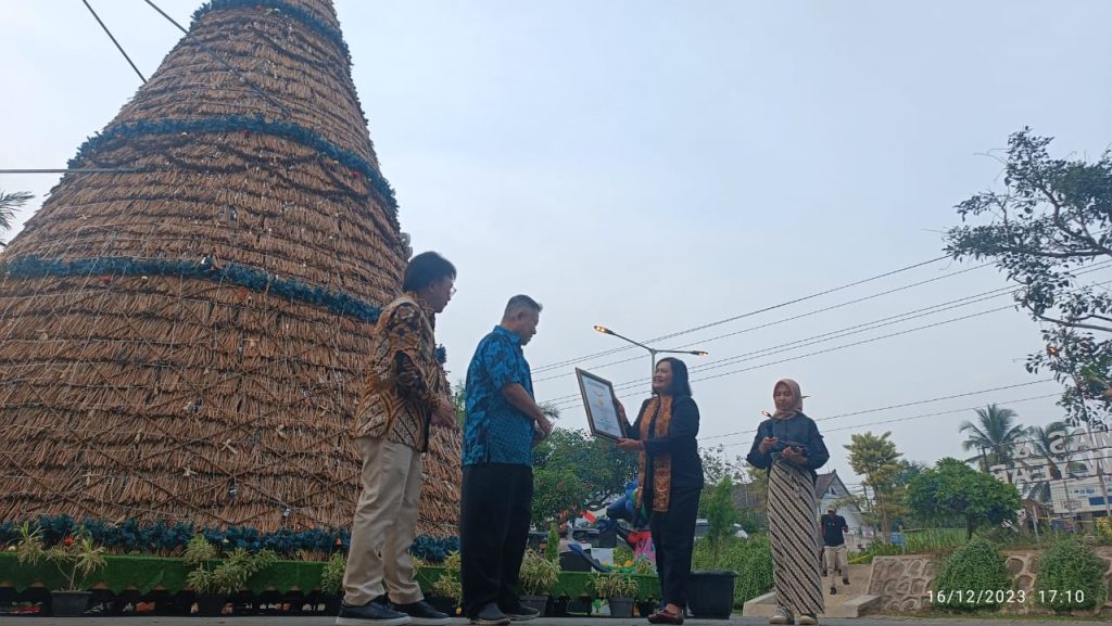 Percantik Libur Nataru. Pohon Natal Enceng Gondok Saloka Raih Rekor Dunia