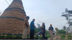 Percantik Libur Nataru. Pohon Natal Enceng Gondok Saloka Raih Rekor Dunia