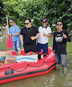 Gelar Bakti Sosial, Kisworo Rudiyanto Terjun Langsung Bagikan Sembako di Lokasi Bencana Banjir