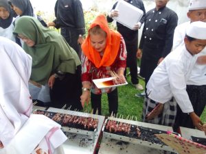 Idul Adha Walikota Semarang Bakar Sate Bersama Anak Yatim dan DAIGI