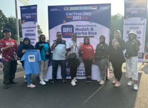 Ajak Selamatkan Bumi, DLH Bagikan Ratusan Bibit Tanaman kepada Pengunjung CFD di Semarang