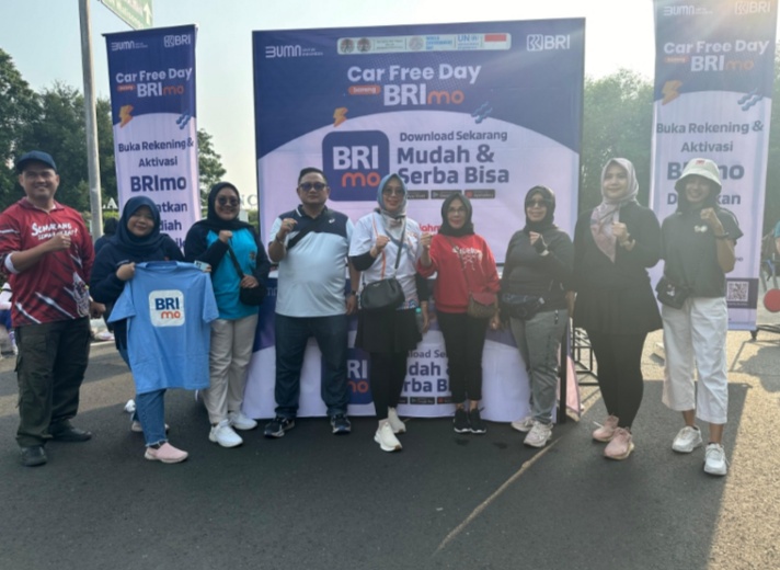 Ajak Selamatkan Bumi, DLH Bagikan Ratusan Bibit Tanaman kepada Pengunjung CFD di Semarang