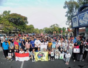 Relawan World Cleanup Day Ajak Pengunjung CFD di Semarang Pilah Sampah