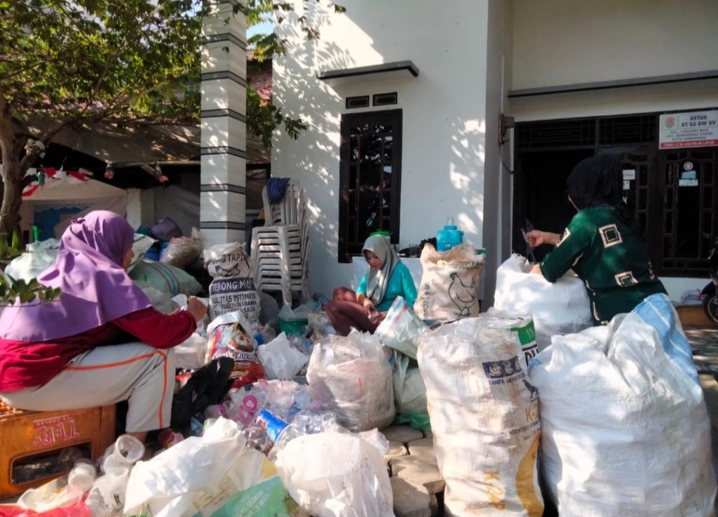 Awalnya Dicuekin, Bank Sampah Ini Berhasil Atasi Masalah Kebersihan Masyarakat Pesisir