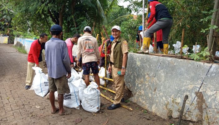 Pemkot Semarang Tangani Tanggul Jebol di Kali Plumbon