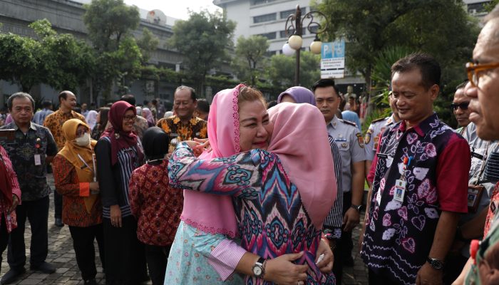 Tangis Mbak Ita Iringi Acara Perpisahan di Balai Kota