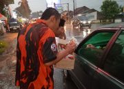 Pemuda Pancasila PAC Mandiraja Banjarnegara Berbagi Takjil di Tengah Hujan Deras