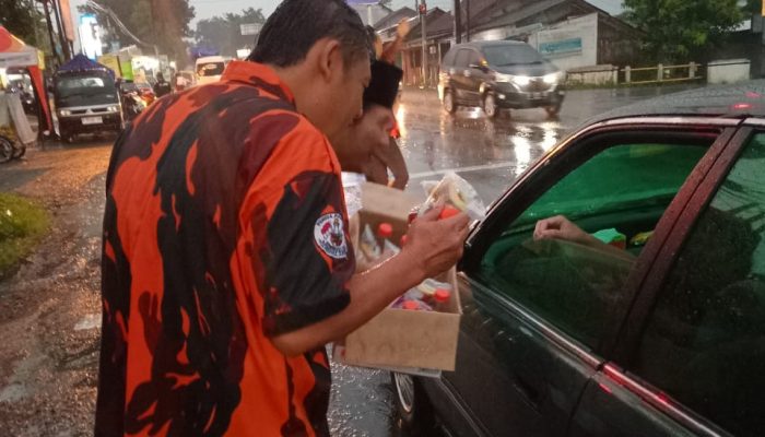 Pemuda Pancasila PAC Mandiraja Banjarnegara Berbagi Takjil di Tengah Hujan Deras