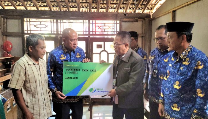 Bupati Banyumas Serahkan Bantuan pada Penderes yang Alami Kecelakaan Kerja