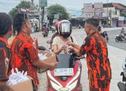 Pemuda Pancasila PAC Purwareja Klampok Berbagi Takjil di Pertigaan Terminal Klampok