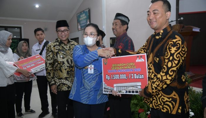 Wujudkan Janji Kampanye, Agustina Serahkan Bisyaroh kepada 6.572 ‘Warga Istimewa”