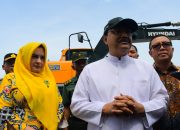 Atasi Banjir, Pemkab Pekalongan Terima Bantuan Ekskavator dari Kementerian Sosial RI. Bantuan Diterima Langsung Bupati  Fadia Arafiq