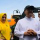 Bupati Pekalongan saat terima bantuan alat berat dari Kementrian Sosial RI