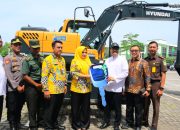 Atasi Banjir dan permasalahan sosial, Pemerintah Kabupaten Pekalongan Terima Bantuan Ekskavator dari Kementerian Sosial RI