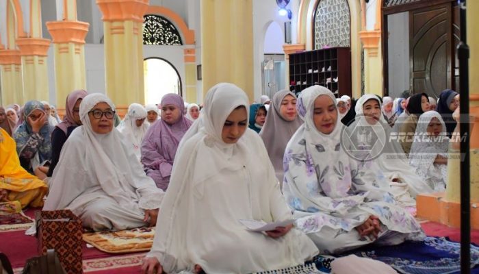 Bupati Fadia dan Jajaran Pemkab Pekalongan Shalat Idul Fitri 1446 H di Masjid Agung Al Muhtaram Kajen