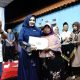Bupati Pekalongan Farida Arafiq serahkan sertifikat. Foto: Mediajateng.net