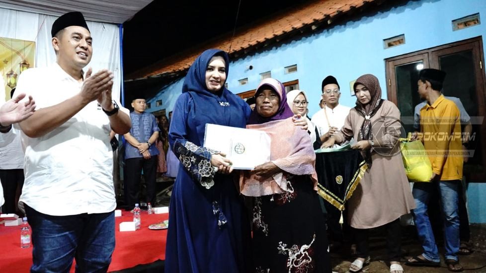 Bupati Pekalongan Farida Arafiq serahkan sertifikat. Foto: Mediajateng.net