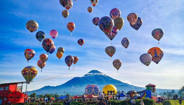 Hari Pertama Festival Mudik 2025, Ratusan Balon Udara Hiasi Langit Wonosobo