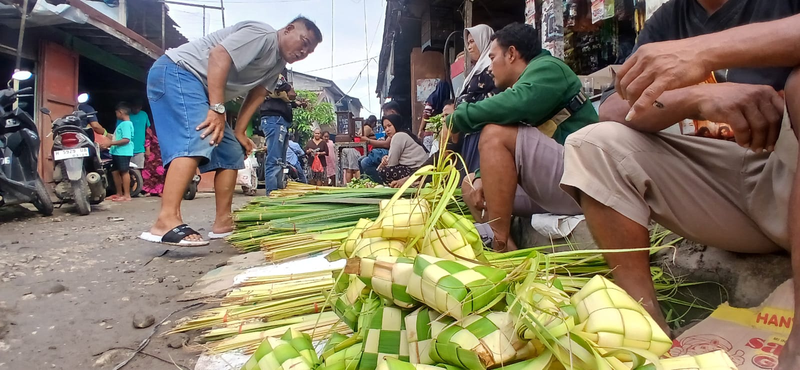 Selongsong ketupat atau kupat yang digelar di Kota Solo Raya, Semarang, Pati Raya dan seluruh masyarakat Jawa. (Media Jateng)