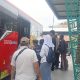 Sejumlah pelajar saat hendak naik bus Trans Jateng di Pasar Godong, Grobogan yang dikelilingi penjual miras, Senin (14/4/2025).(mediajateng.net)
