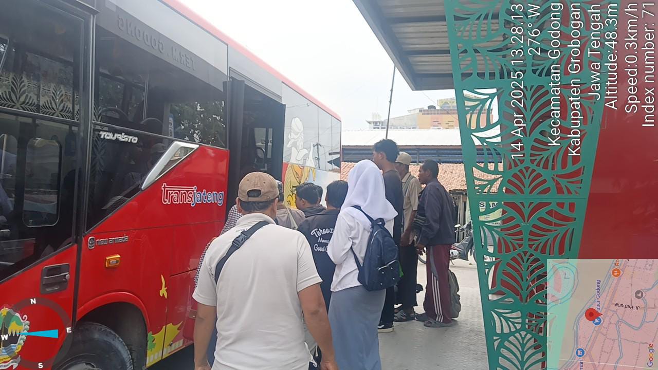 Sejumlah pelajar saat hendak naik bus Trans Jateng di Pasar Godong, Grobogan yang dikelilingi penjual miras, Senin (14/4/2025).(mediajateng.net)