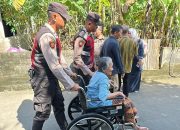 Ratusan Warga Gantiwarno Klaten Keracunan, Sat Samapta Polres Klaten Bantu Evakuasi Para Lansia
