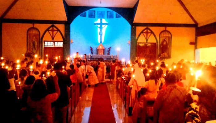 Cahaya Kehidupan Simbol Malam Paskah di Gereja Santa Maria Gubug Grobogan