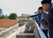 Tinjau Ponpes Gontor Magelang, Wakil Gubernur Taj Yasin Salurkan Santunan Kematian dan Bantuan Perbaikan Bangunan