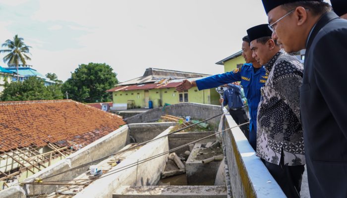 Tinjau Ponpes Gontor Magelang, Wakil Gubernur Taj Yasin Salurkan Santunan Kematian dan Bantuan Perbaikan Bangunan