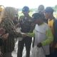 Bupapti Farida saat bantu pedagang pasar